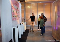 Bezoekers krijgen uitleg van de directeur van het bedrijf, Ewoud van den Dool.